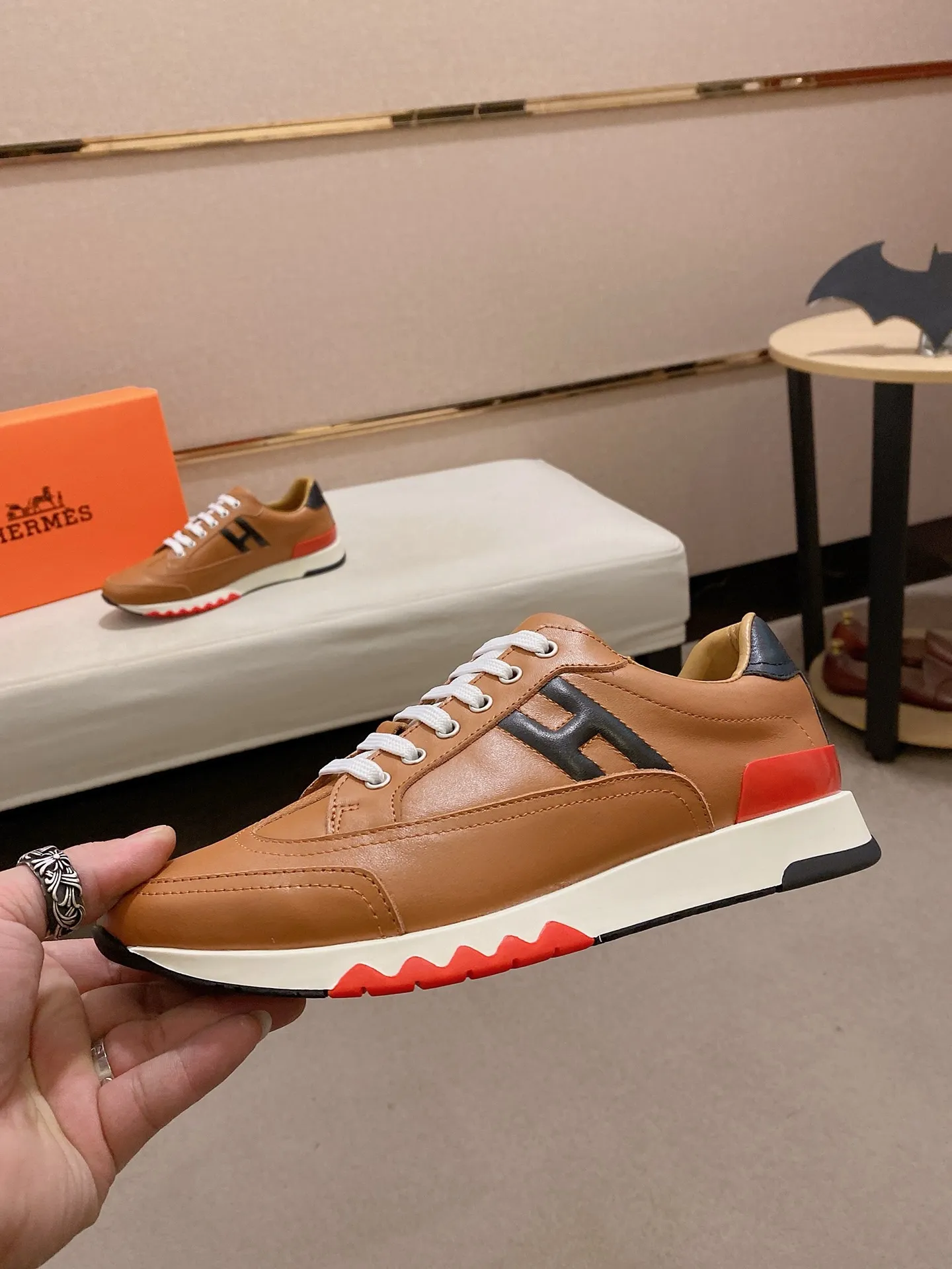 Ex-factory price: 500💰《HERMES》【Classic original single version】Hermès; top 🔝purchasing agent🔍🔍men's latest 🇺🇸sold simultaneously, original imported from Italy ▲▲first-layer cowhide ▲▲ (high-end, nobility and class) ) Exquisite workmanship (Italian 🇮🇹 imported water-dyed 🐂 cowhide lining) sole: original sole provided by the original factory, ⚠️exclusive double-layer activity·TPR·rubber·combined molded outsole; super comfortable·wear-resistant·non-slip·environmental protection The real thing is more beautiful when photographed in kind (high quality, following orders), you can come in and out at will * Number of yards: 38·39·40·41·42·43·44# (can be customized 45.)